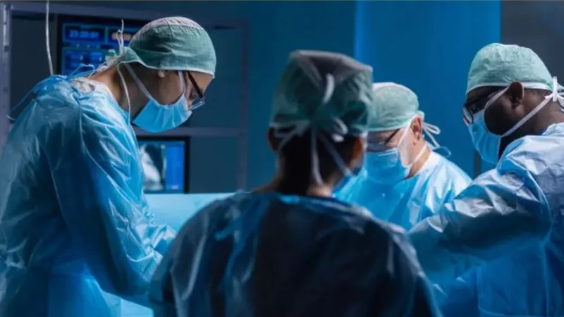 إنجاز طبي دقيق ينقذ حياة طفل في مستشفى الفكرية بالمنيا