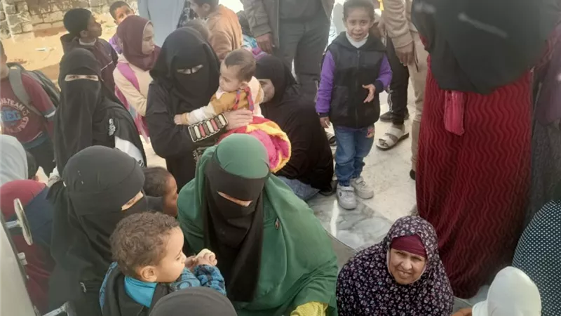 الكشف على 451 مواطنا وتوزيع نظارات طبية وسلع غذائية بالبحيرة