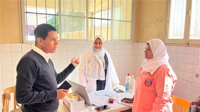 وكيل وزارة الصحة يتفقد القافلة الطبية بمركز شباب الزناقطة بإدارة البندر