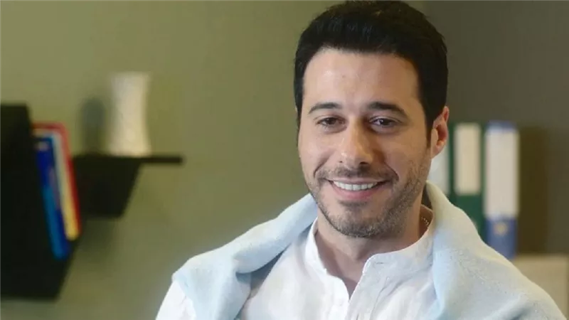 بعد نجاحه في لاترد ولا تستبدل.. صورة نادرة لأحمد السعدني مع والده