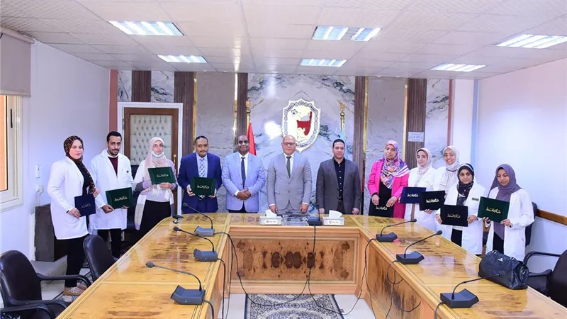 رئيس جامعة سوهاج يلتقي بالفريق الطبي المُنقذ للطفل «يوسف».. تفاصيل 