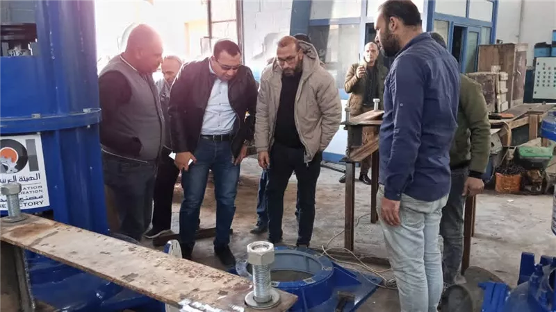  رئيس مدينة كفر الدوار يتابع أعمال تركيب وحدتين بمحطة صرف صحي الحدائق