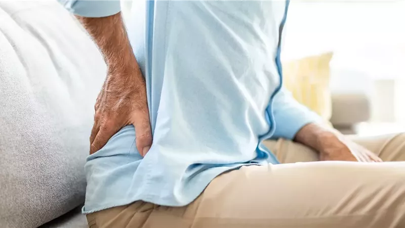 هيئة NHS تقدم 5 نصائح لتخفيف آلام الظهر في المنزل