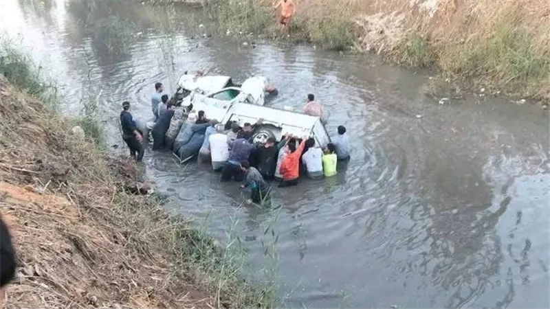 من بينهم عمال يومية.. إصابة 6 أشخاص إثر انقلاب سيارتين بترعة في الشرقية 
