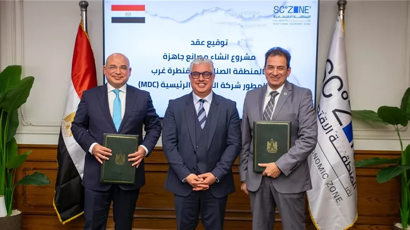 رئيس «اقتصادية قناة السويس» يشهد توقيع عقد لإنشاء المصانع الجاهزة بالقنطرة