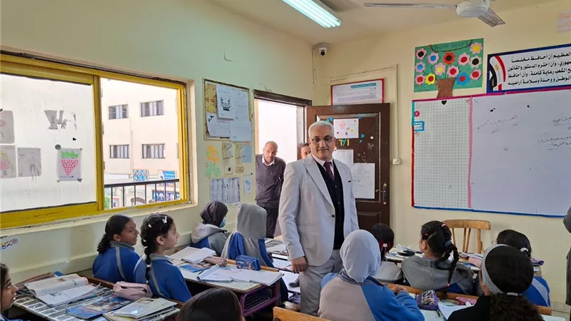 وكيل تعليم القاهرة يتفقد مدرسة الشهيد يسري عميرة لمتابعة الانضباط الدراسي