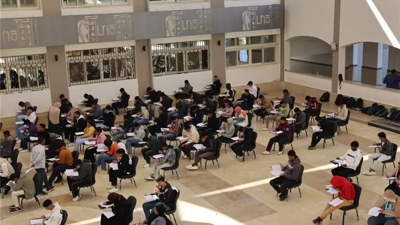 رئيس جامعة الأقصر الأهلية تتفقد سير أعمال الامتحانات بالكليات