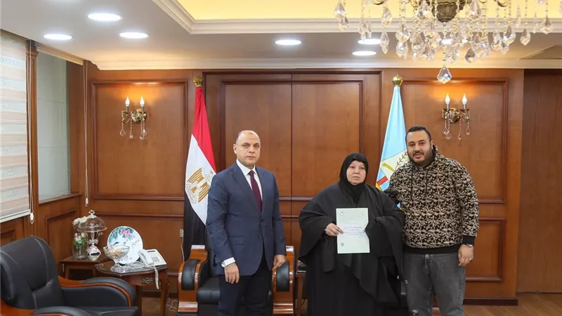 محافظ كفرالشيخ يُسلّم 8 عقود تقنين أراضي أملاك دولة للمستفيدين 