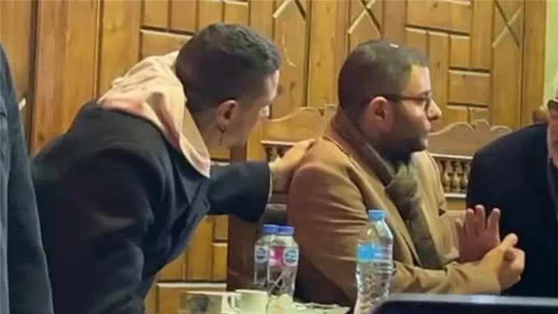 الحزن يخيّم على عمر مكرم.. أحمد الفيشاوي يتلقى عزاء والدته