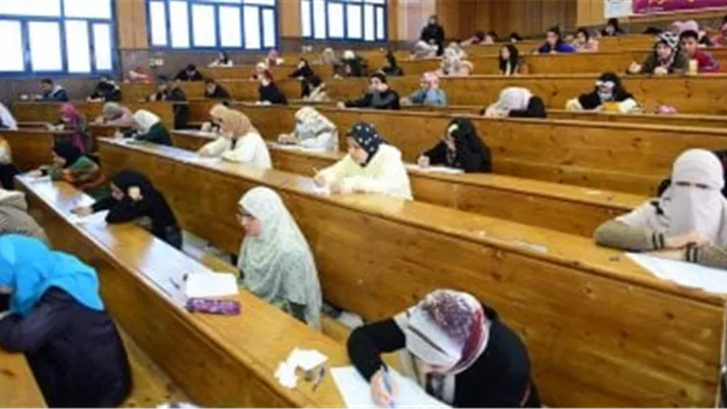  «آداب القاهرة» تبدأ امتحانات منتصف العام في انتظام ملحوظ |خاص