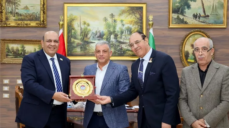 محافظ الإسماعيلية يستقبل رئيس الاتحاد المصري والعربي والأفريقي 