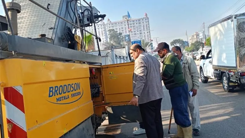 رئيس دسوق يقتحم أحياء المدينة لمراقبة منظومة النظافة
