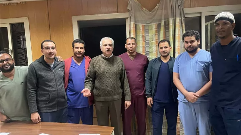 رئيس جامعة أسوان يلتقي بأطباء قسم الجراحة بـ«النبطشية» المسائية