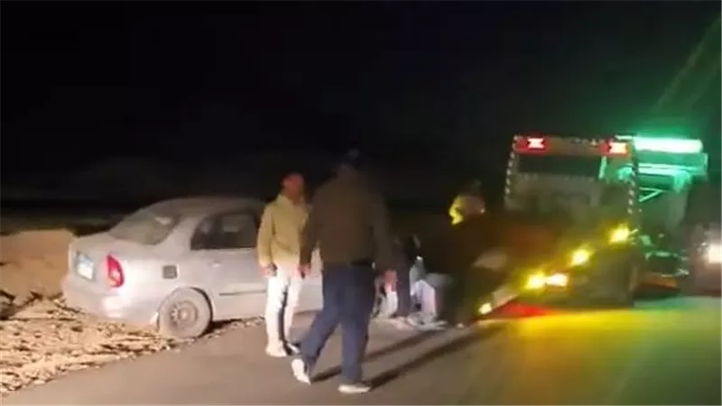 انقلاب سيارة ملاكي على طريق «قنا - الأقصر» الصحراوي 