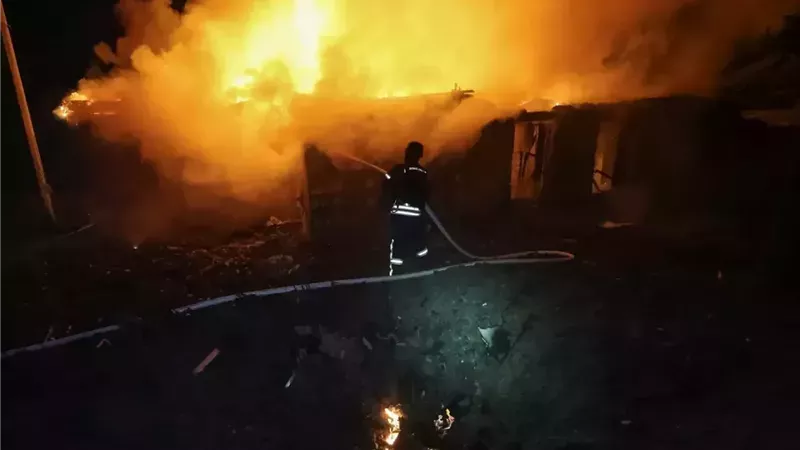 بينهم ضابط شرطة.. إصابة 3 أشخاص في حريق مصنع أخشاب المرج 