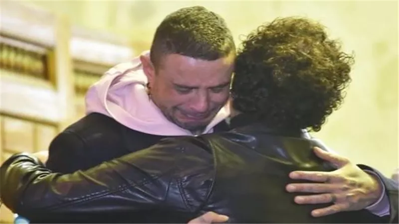 الصور الأولى| أحمد الفيشاوي ينهار في عزاء والدته سمية الألفي