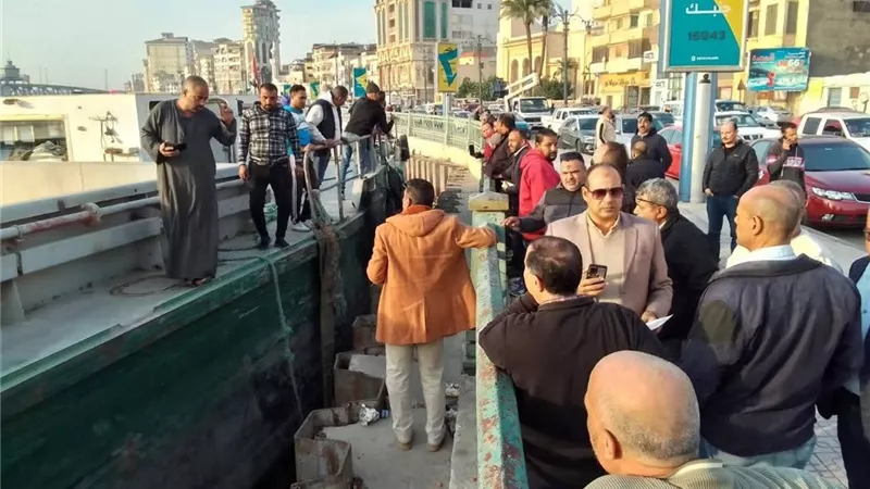 رئيس محلية دمياط يضبط مخالفة تعليق مركب بسور الكورنيش