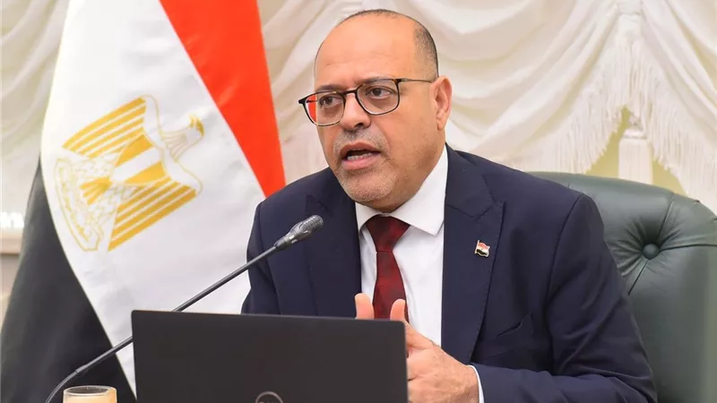 وزير العمل يشيد بسرعة استجابة شركة صينية لتوفيق أوضاع العمالة الأجنبية