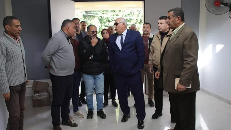 محافظ الوادي الجديد يتابع التجهيزات النهائية بالمركز التكنولوجي 