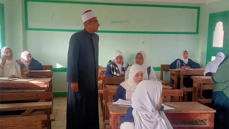 رئيس منطقة كفر الشيخ الأزهرية يتابع سير امتحانات النقل للمرحلة الثانوية