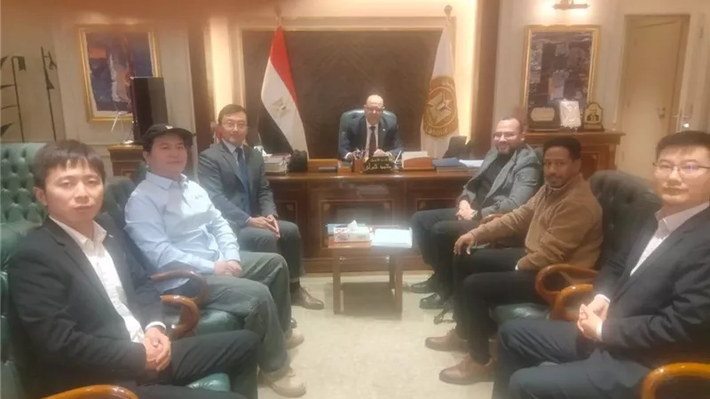 «العمل» تواصل تسهيل الإجراءات للمستثمرين لاستخراج تصاريح عمل الأجانب