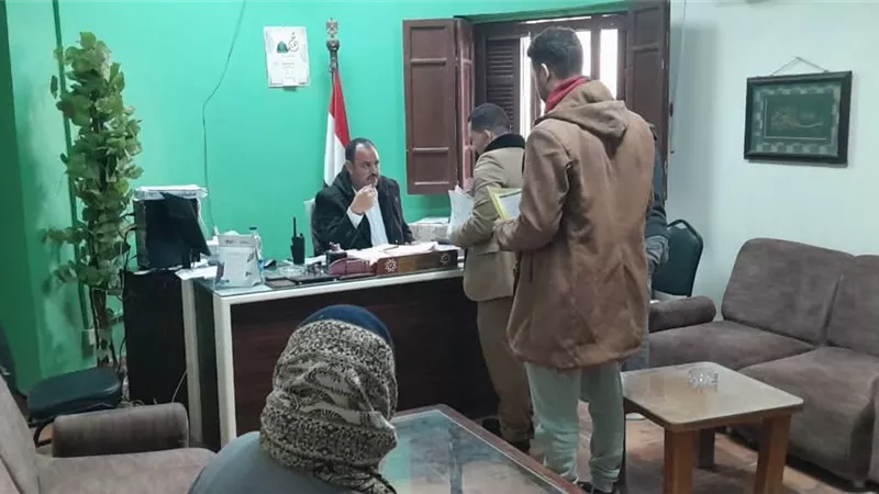 رئيس مركز الفشن ببني سويف يستمع لشكاوى المواطنين ويشدد على الانضباط العام