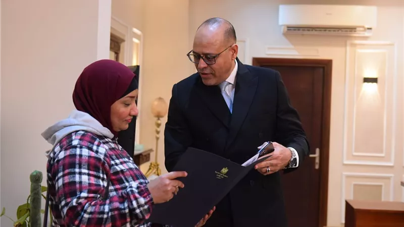 وزير العمل يوفر إعانة مالية وفرصة عمل لصاحبة فيديو بيع أبنائها