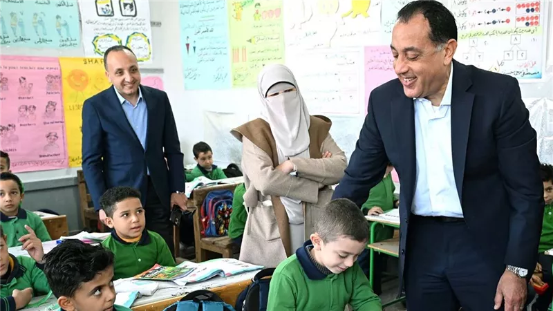 «اختبار عربي» و«حصة موسيقى».. تفاصيل حوار «مدبولي» مع طلاب مدرسة بالجيزة