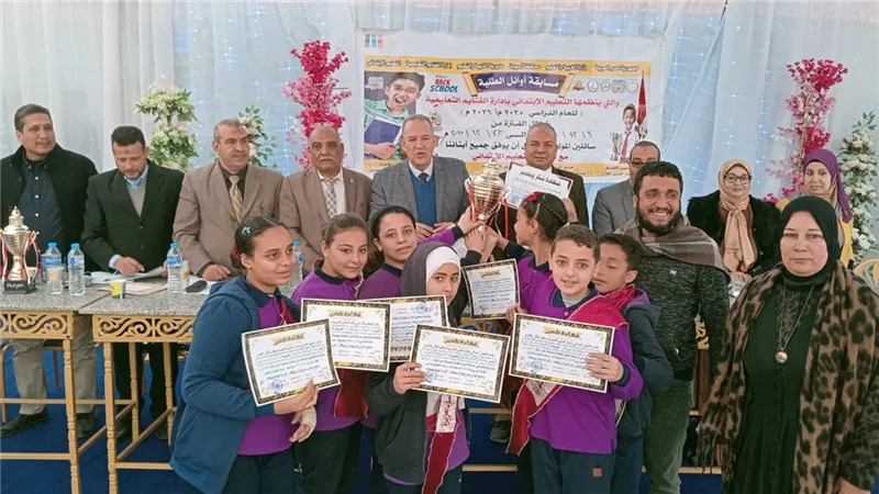 مدير تعليم أسيوط يكرم الفائزين بمسابقة أوائل المرحلة الابتدائية بالغنايم