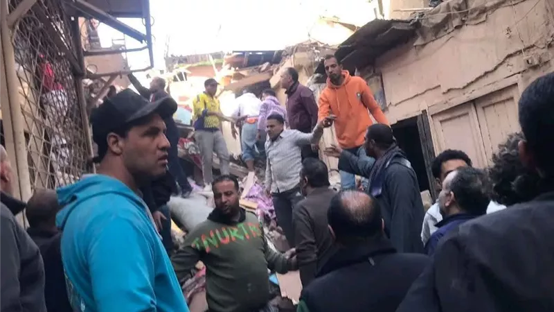مشاهد مأساوية من موقع عقار الكيت كات المنهار.. «الركام يبتلع الأسر»| صور