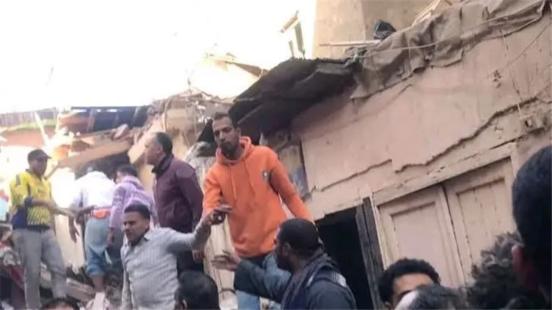أول الغيث من قلب الركام.. انتشال مصابين من أسفل عقار إمبابة المنهار