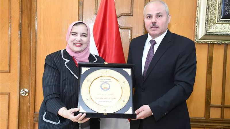  رئيس جامعة قناة السويس يتسلم درع الجمعية العربية  لأمراض السكر .. تفاصيل 