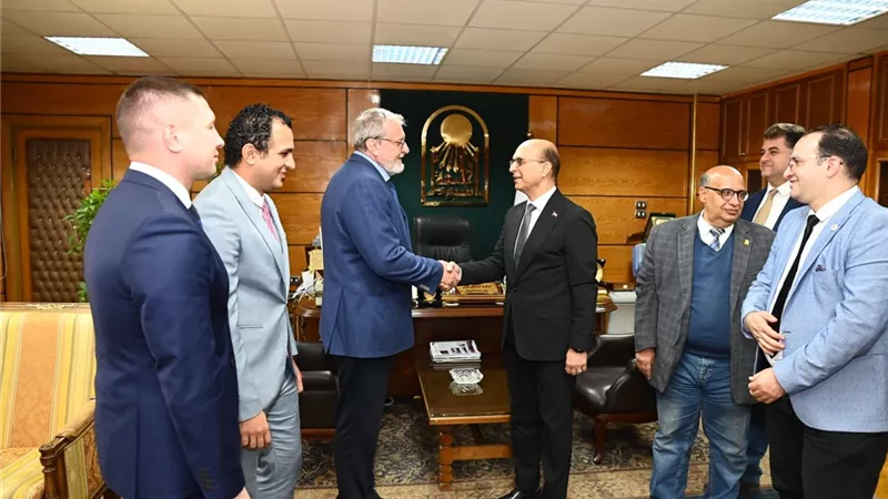 رئيس جامعة أسيوط يستقبل القنصل العام الروسي بالغردقة 
