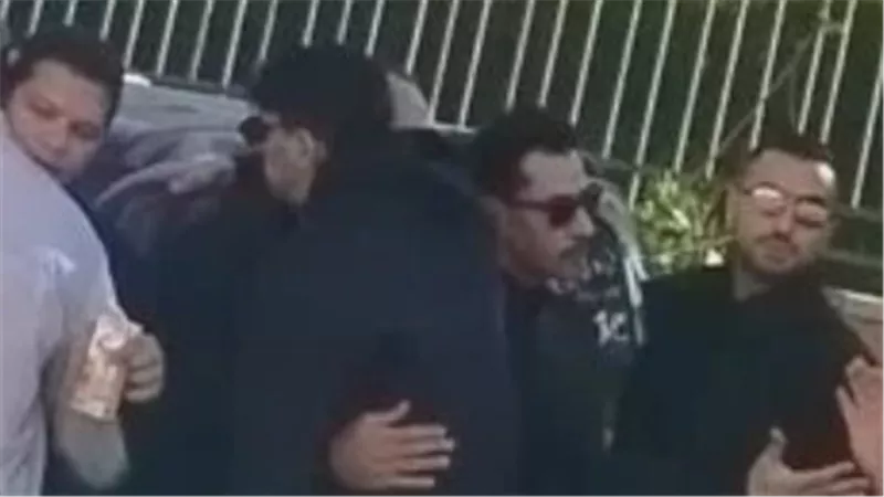 بحضور نجوم الفن.. وصول جثمان محمد عبدالحميد إلى مسجد الشرطة 