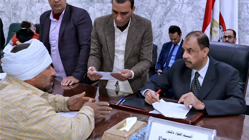 تكافل وكرامة ومساعدات.. محافظ سوهاج يعقد اللقاء الجماهيري الأسبوعي