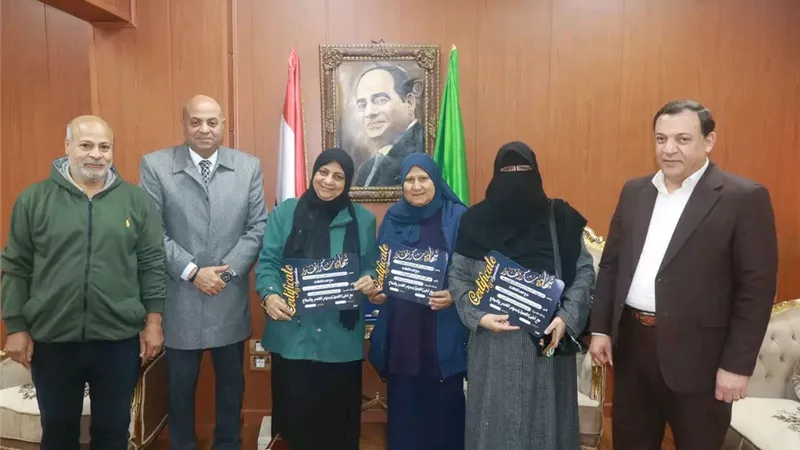مدير تعليم الدقهلية يكرم العاملين بقسم المخازن لبلوغهم سن التقاعد 