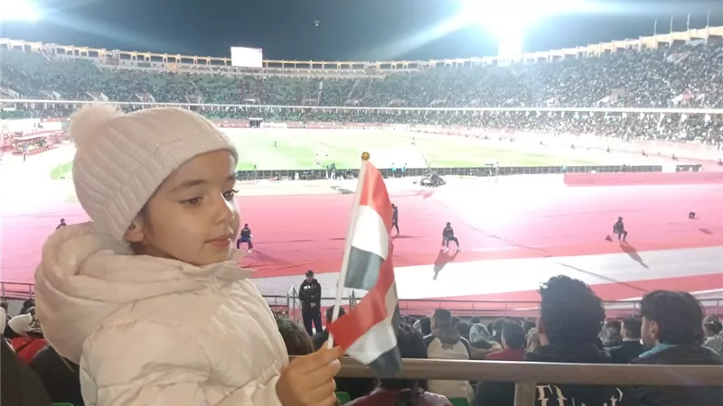 طفلة مغربية تخطف الأنظار بالعلم المصري خلال مواجهة زيمبابوي ببطولة إفريقيا