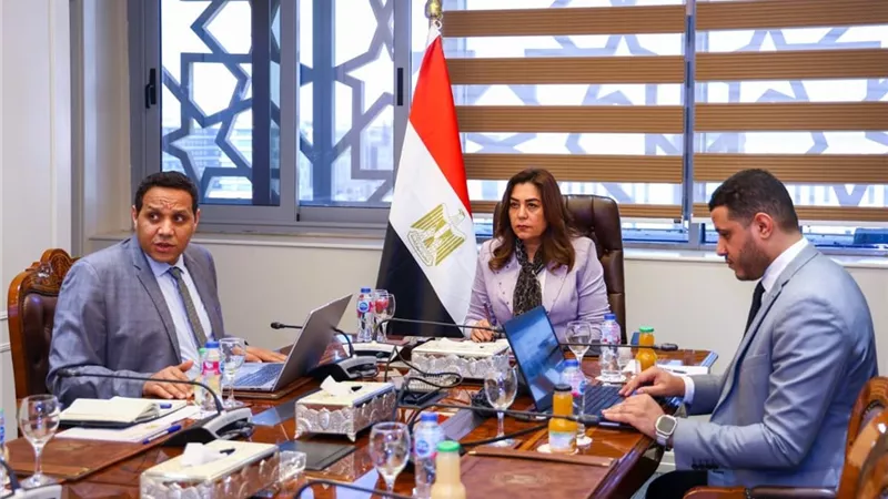 وزيرة التنمية تتابع موقف تنفيذ وتشغيل مشروعات «حياة كريمة»