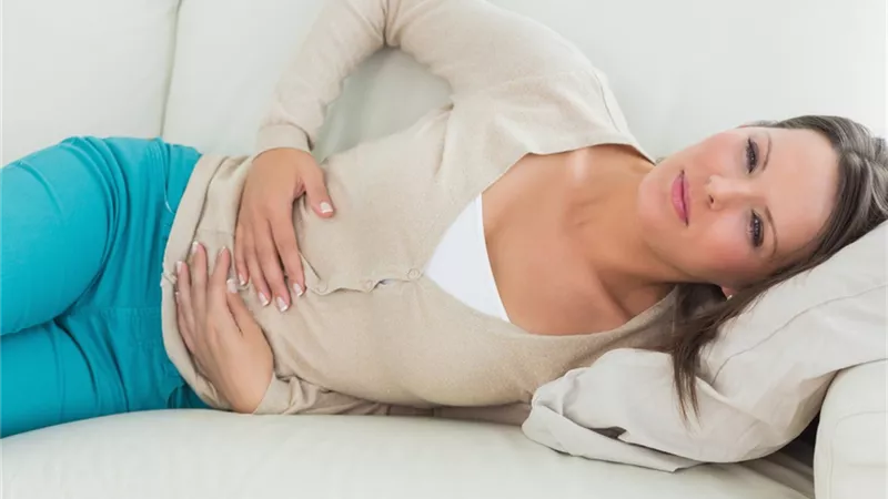 علاج تقلصات المعدة بالأعشاب.. حلول طبيعية فعالة