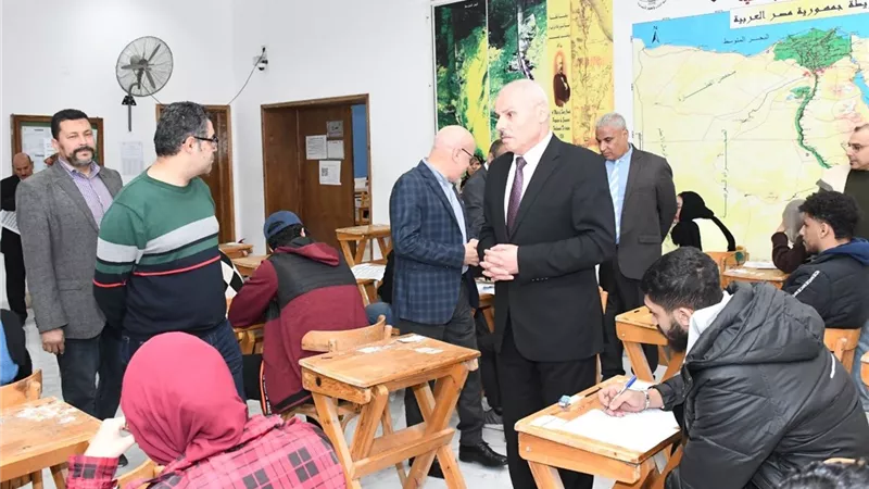 رئيس جامعة قناة السويس يتفقد انتظام لجان امتحانات كلية الآداب والعلوم 