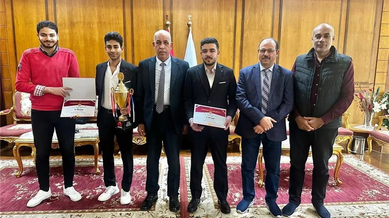 رئيس جامعة كفر الشيخ يكرّم طلاب كلية الذكاء الاصطناعي 