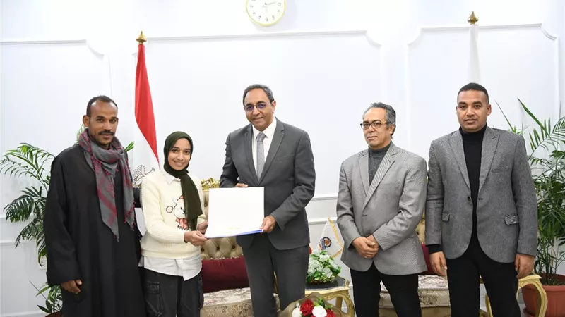 تحدت المستحيل.. فتاة من «الصم والبكم» تمحو أميتها خلال 3 سنوات بقنا 