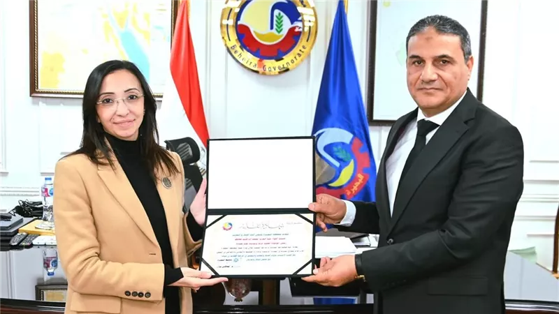 محافظ البحيرة تكرم رئيس مركز ومدينة كوم حمادة لبلوغه سن المعاش 