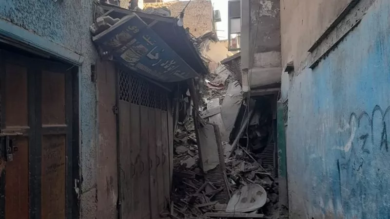 جهود متواصلة للحماية المدنية لانتشال 3 جثامين من أسفل عقار امبابة|صور