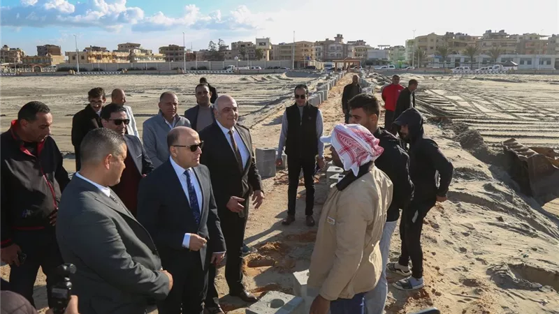 محافظ كفرالشيخ يتفقد أعمال إنشاء 11 مشاية جديدة بشواطئ مصيف بلطيم 