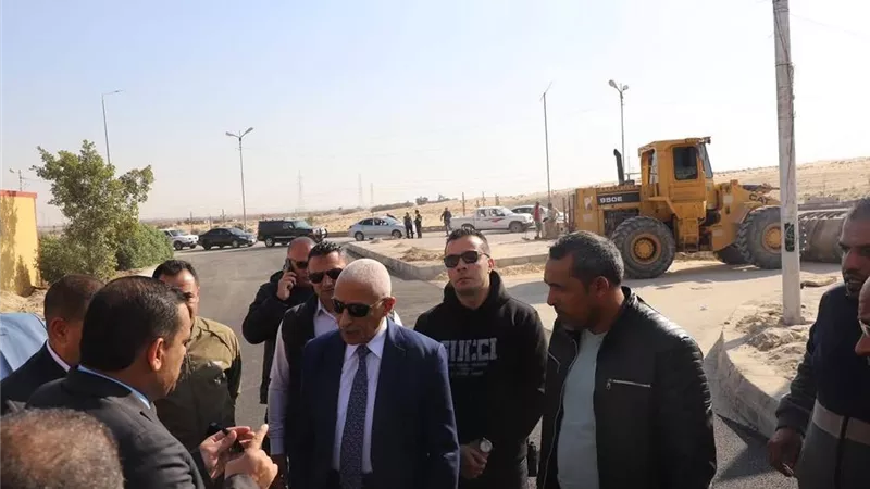 محافظ شمال سيناء يتفقد أعمال رصف المحور الرابط بوسط مدينة بئر العبد