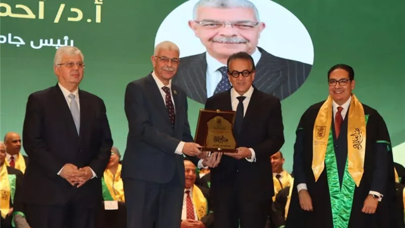 تكريم رئيس جامعة المنوفية في احتفال عيد العلم