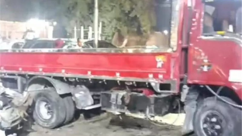 «جنون السرعة».. نصف نقل طائشة تصيب طالب وتهشم سيارة تاكسى