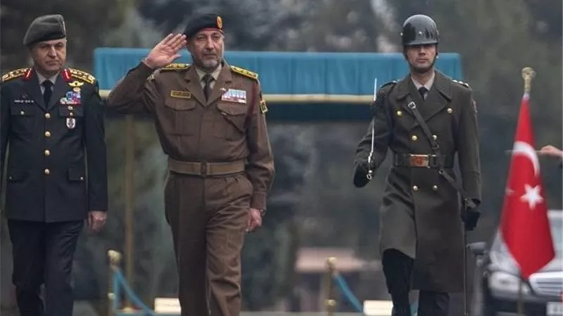 قذاف الدم يقدم العزاء في وفاة رئيس أركان الجيش الليبي 