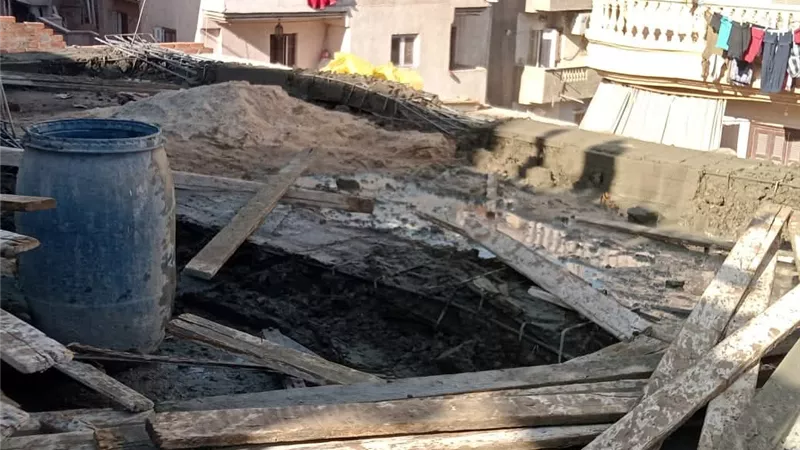 إزالة أعمدة خرسانية مخالفة بدور خامس علوي خلف مستشفى الصدر بدمنهور